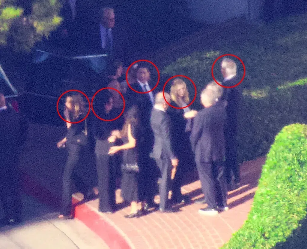 媒体拍到《老友记》其他五名演员都现身送马修派瑞最后一程。（互联网）