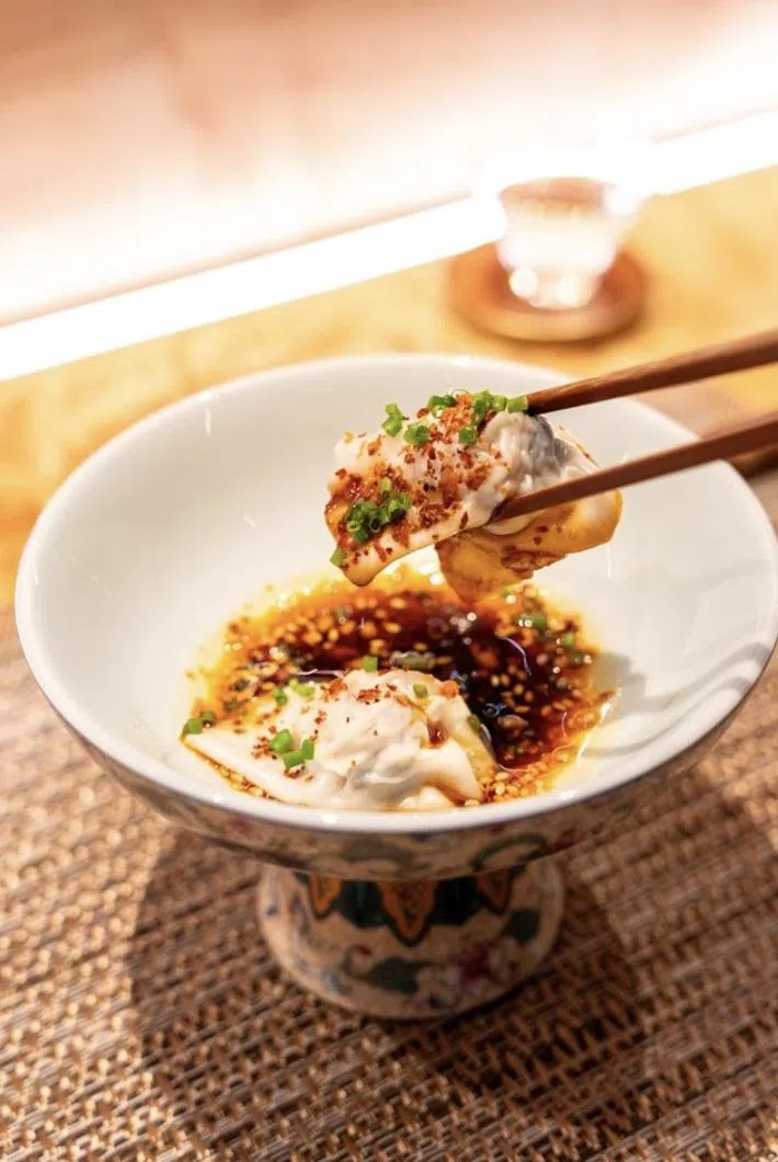 钟水饺，丝滑薄如纸的饺子皮包裹着西班牙杜洛克猪肉和黑松露。（餐馆提供）