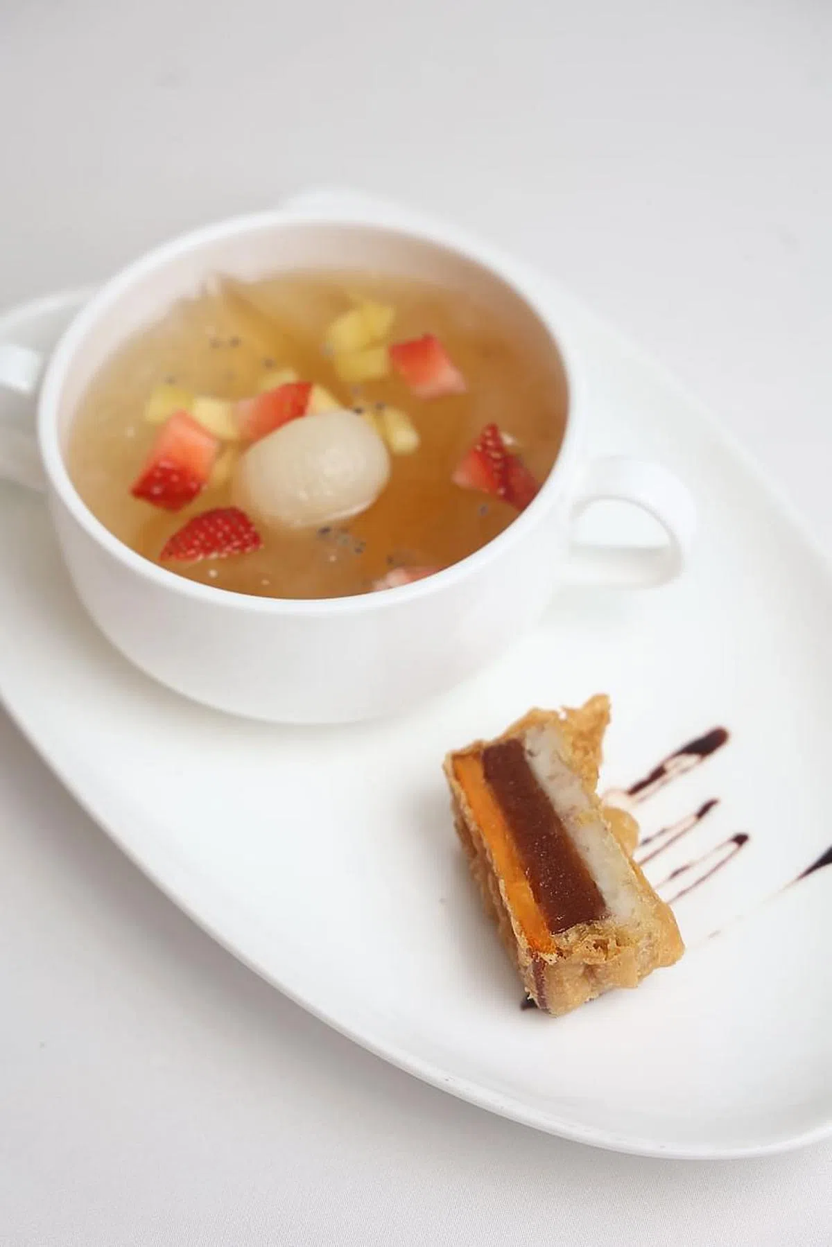 甜品七彩珍珠芦荟冻拼金薯芋头年糕，冷热交汇。（陈渊庄摄）