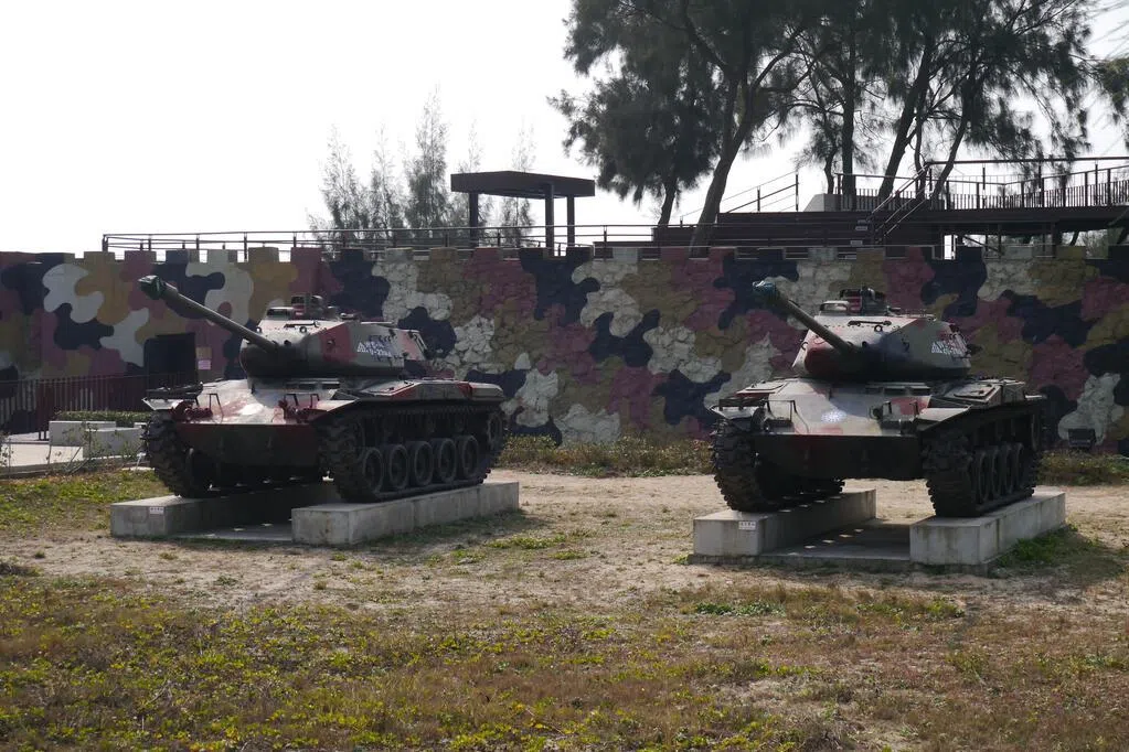 台湾官方在金门古宁头战场原址推出沉浸式军事体验活动，面向少年儿童。