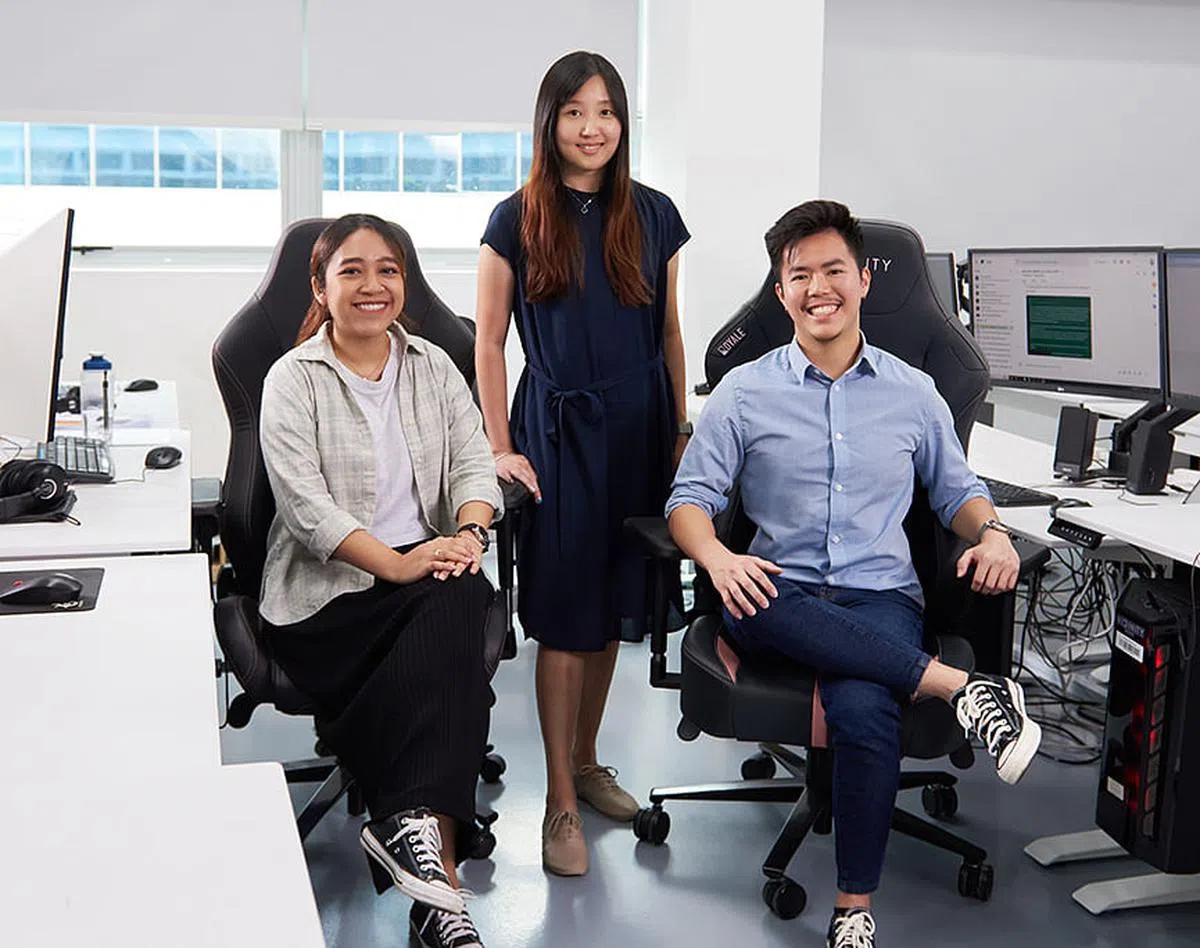 在企业培训委员会的协助下，公司建立起具组织性的结构，员工队伍不断扩大。（左起）录像编辑阿米拉、监制主任黄毓惠和后期监制主任莫伟民，都是新加入的成员。（图/新报业媒体）