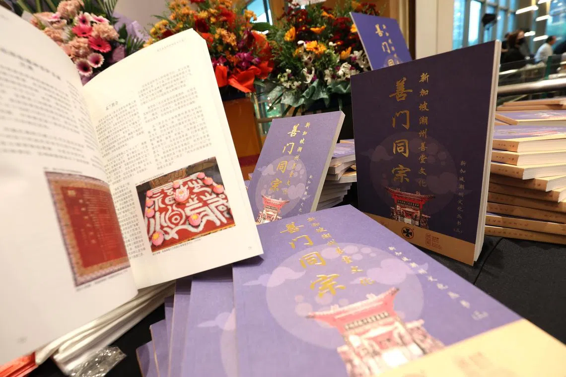 蓝十总会希望通过《善门同宗：新加坡潮州善堂文化》传递善堂精神，并传承和发展善堂文化。（何家俊摄）