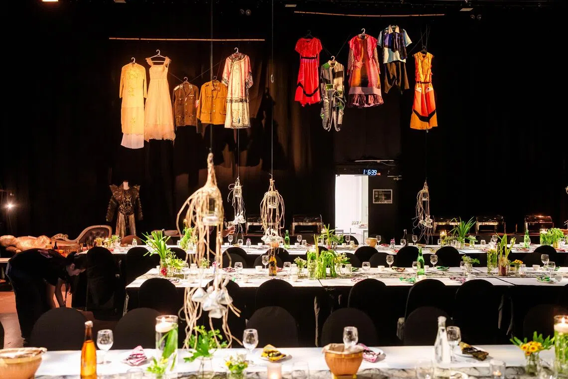 实践剧场60周年筹款晚宴，由实堂驻场艺术工作者兼主厨柯凯文运用东南亚食材置家宴料理，诠释实践剧场的过去与未来。（实践剧场提供）