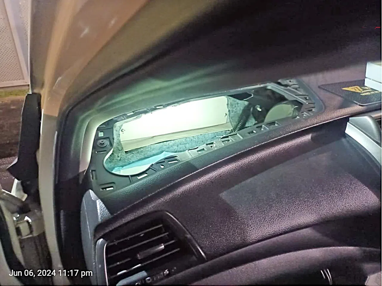 被告花钱改装仪器板。 （法庭文件）