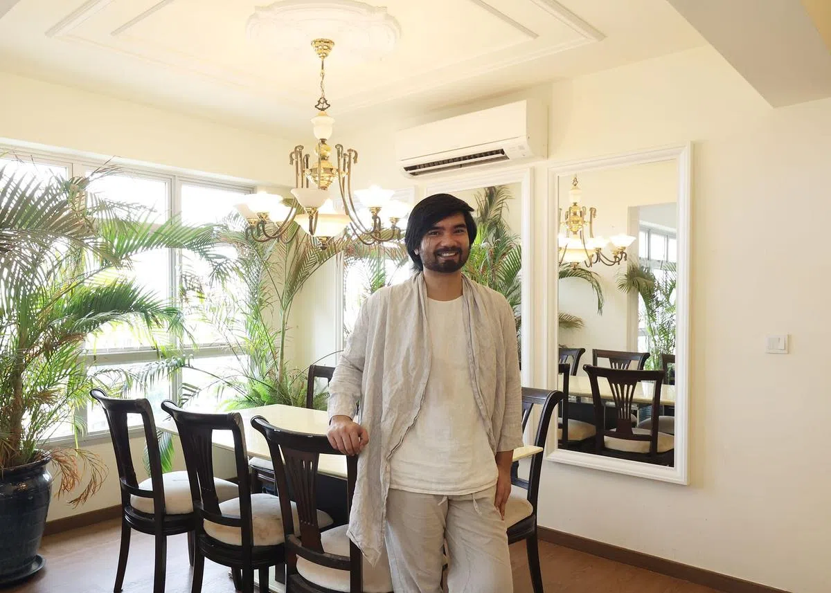 屋主Luqman花在家具的总额不到$3000。他身后的大理石餐桌更是别人免费赠予他的。（李冠卫摄）