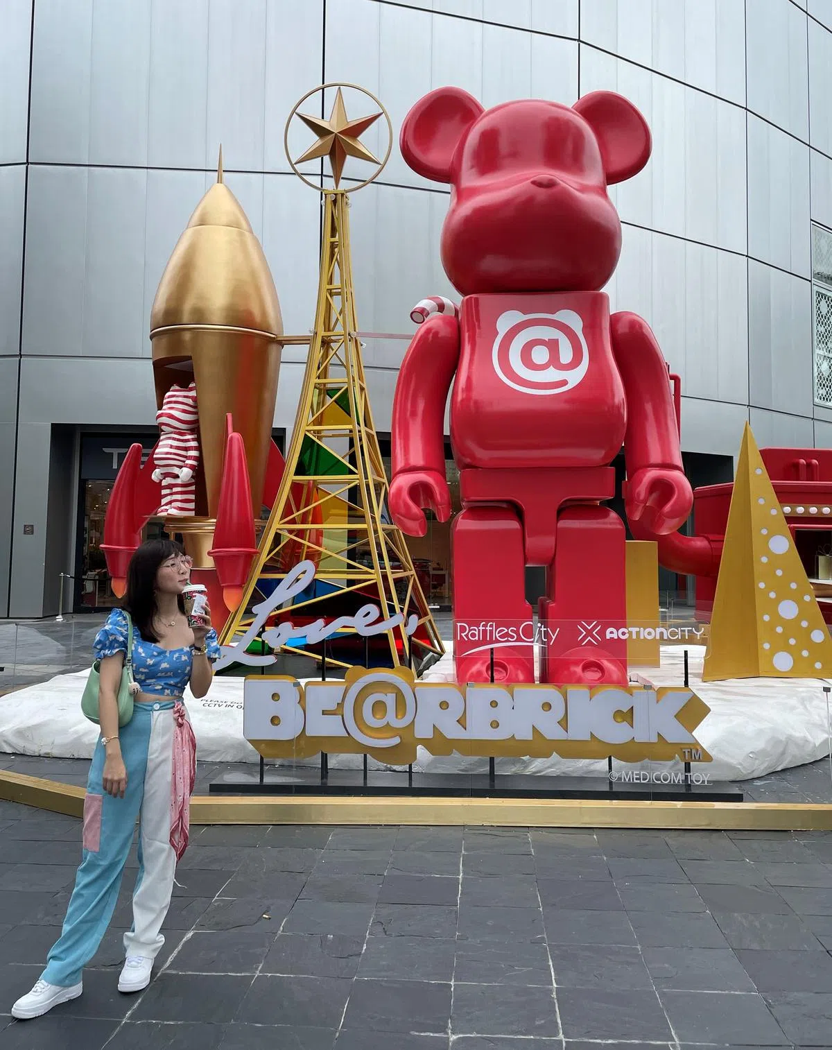 世界上最大只的Bearbrick去年来到本地商场展出（王昀诗摄）。