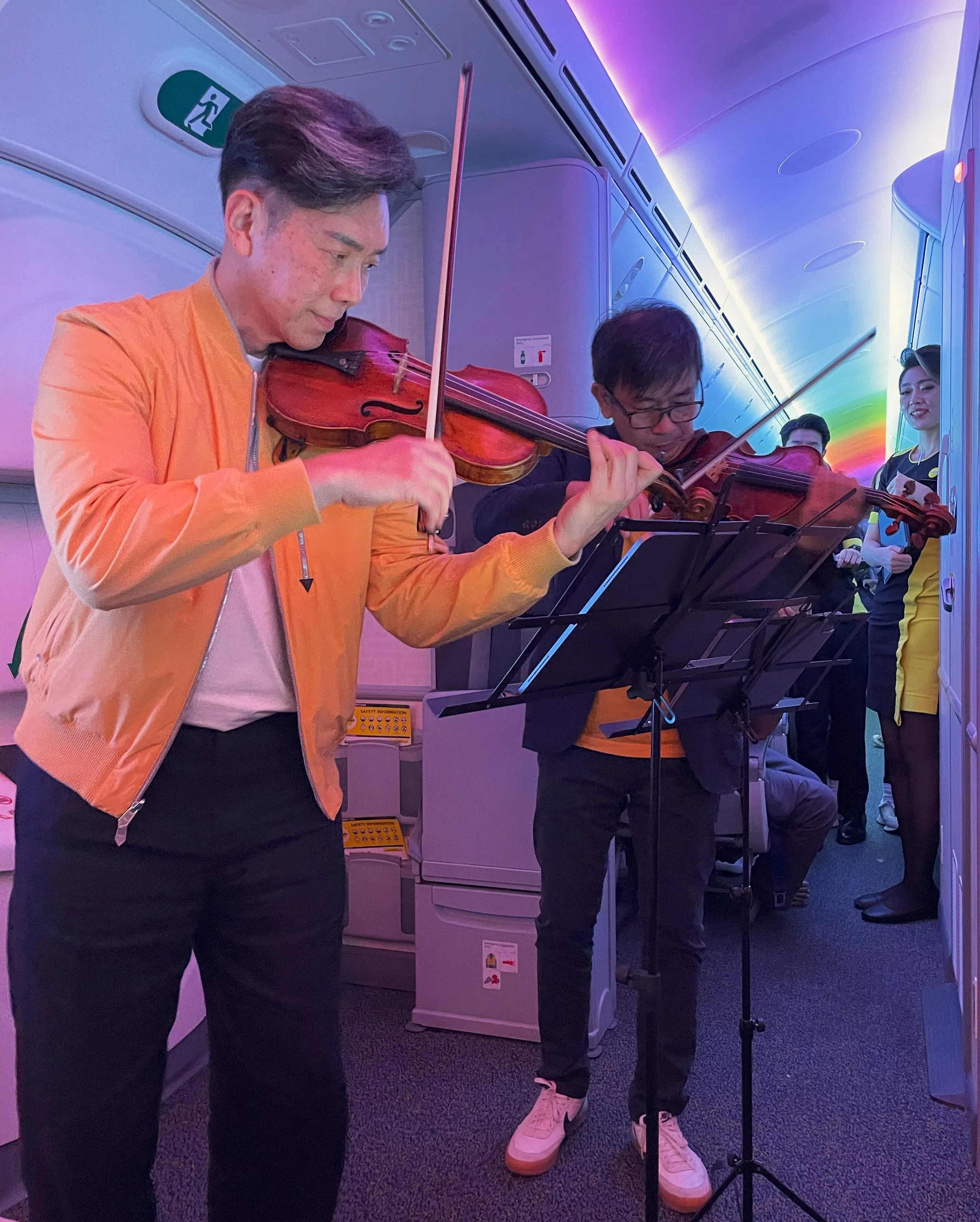 唐四重奏 （T’ang Quartet）惊喜演奏，赢得TR710乘客热烈掌声。（酷航提供）