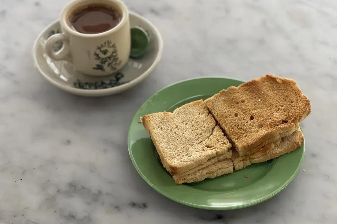 金黄酥脆的烤面包，加上一杯热咖啡，便是暖心的南洋风味早餐。（黄靖晶）