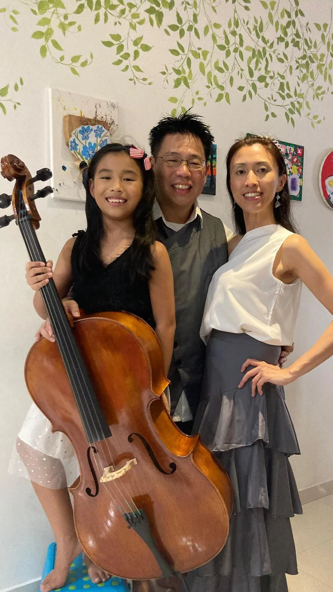 李佰花（右）和丈夫、女儿将一同参加十周年音乐会的演出。（受访者提供）