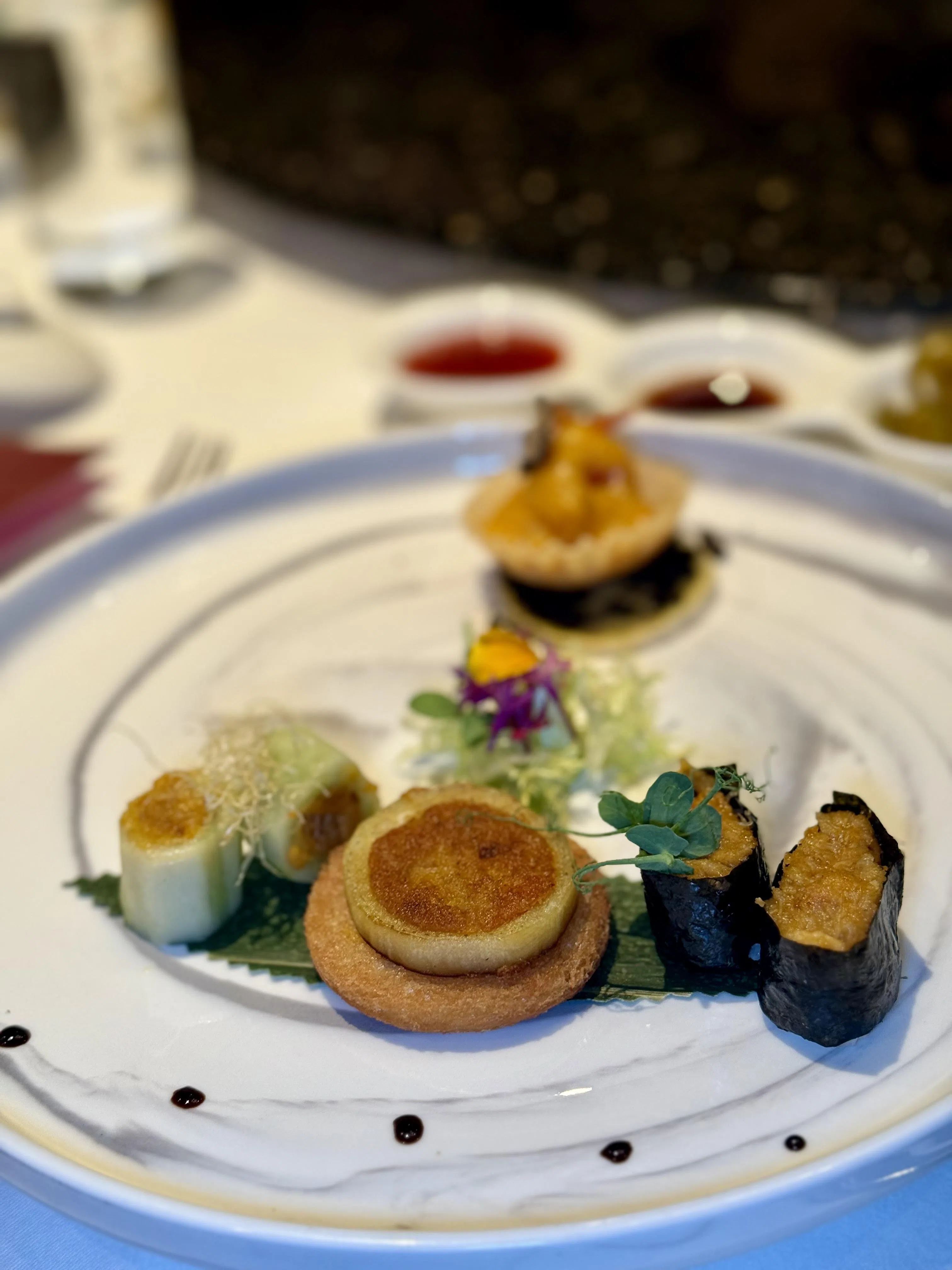 前菜包括：蟹粉小寿司、蟹粉煎酿茄子环伴多士、鸡油蟹肉黄瓜卷，以及黑松露蟹粉海虾盏，每一道各有风味。（叶晓虹摄）