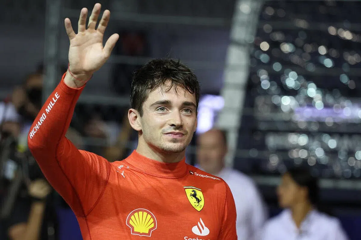 勒克莱尔夺下杆位后，向现场观众示意。（张思庆摄）