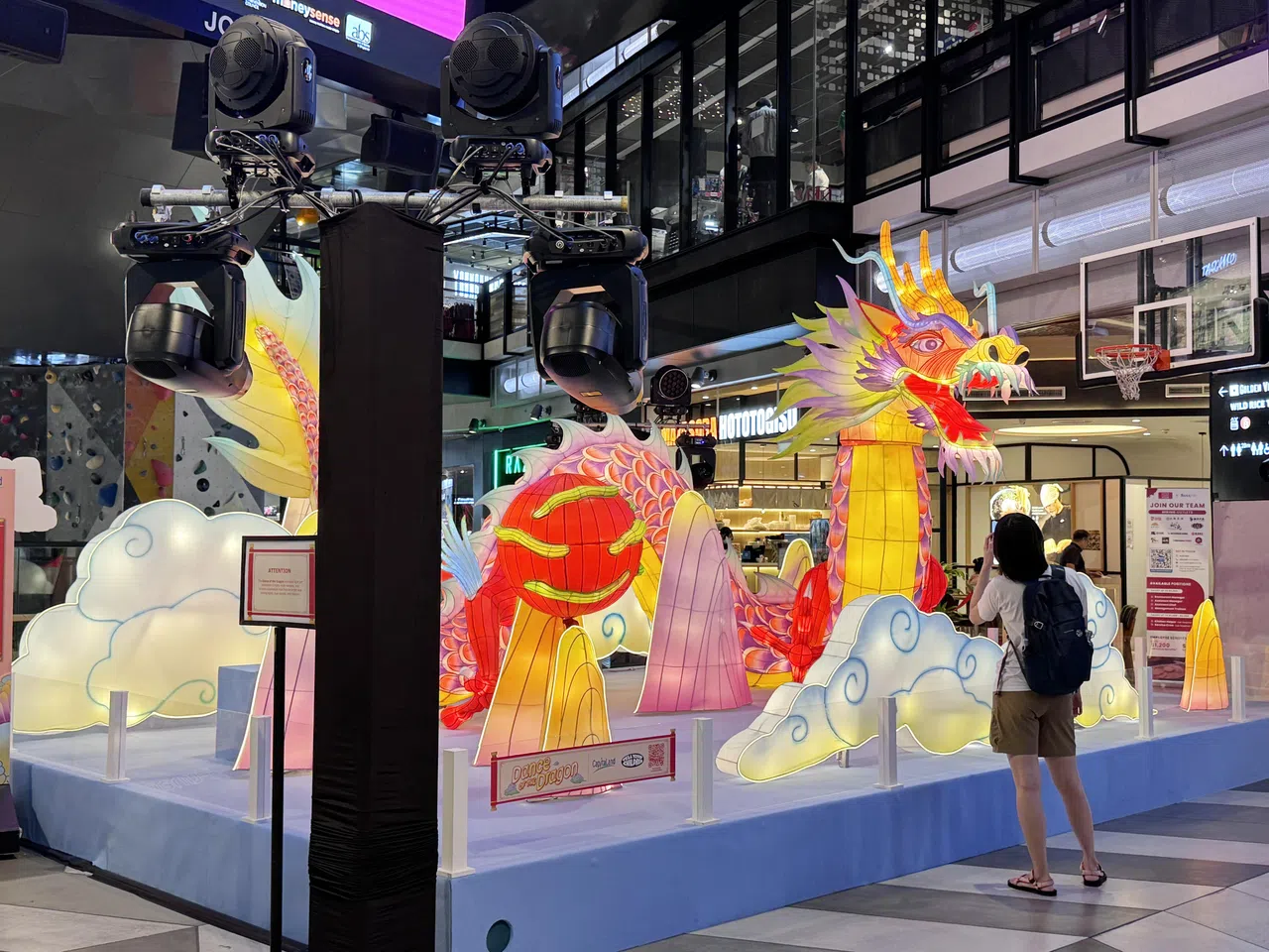 福南商场各处都摆放了龙年装饰。（陈佳怡摄）