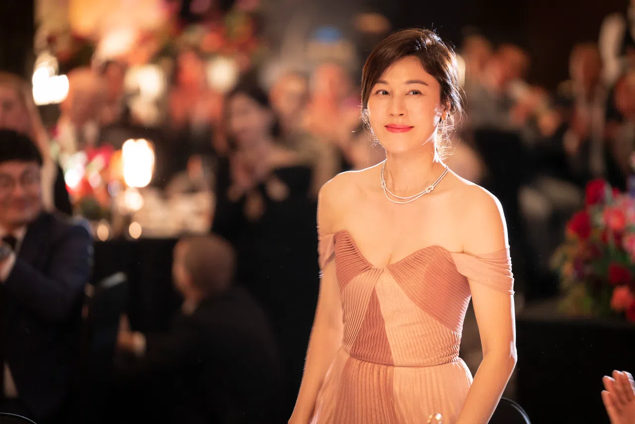 金荷娜饰演的吴婉秀依靠自己的努力走入上流社会。（Disney+提供）