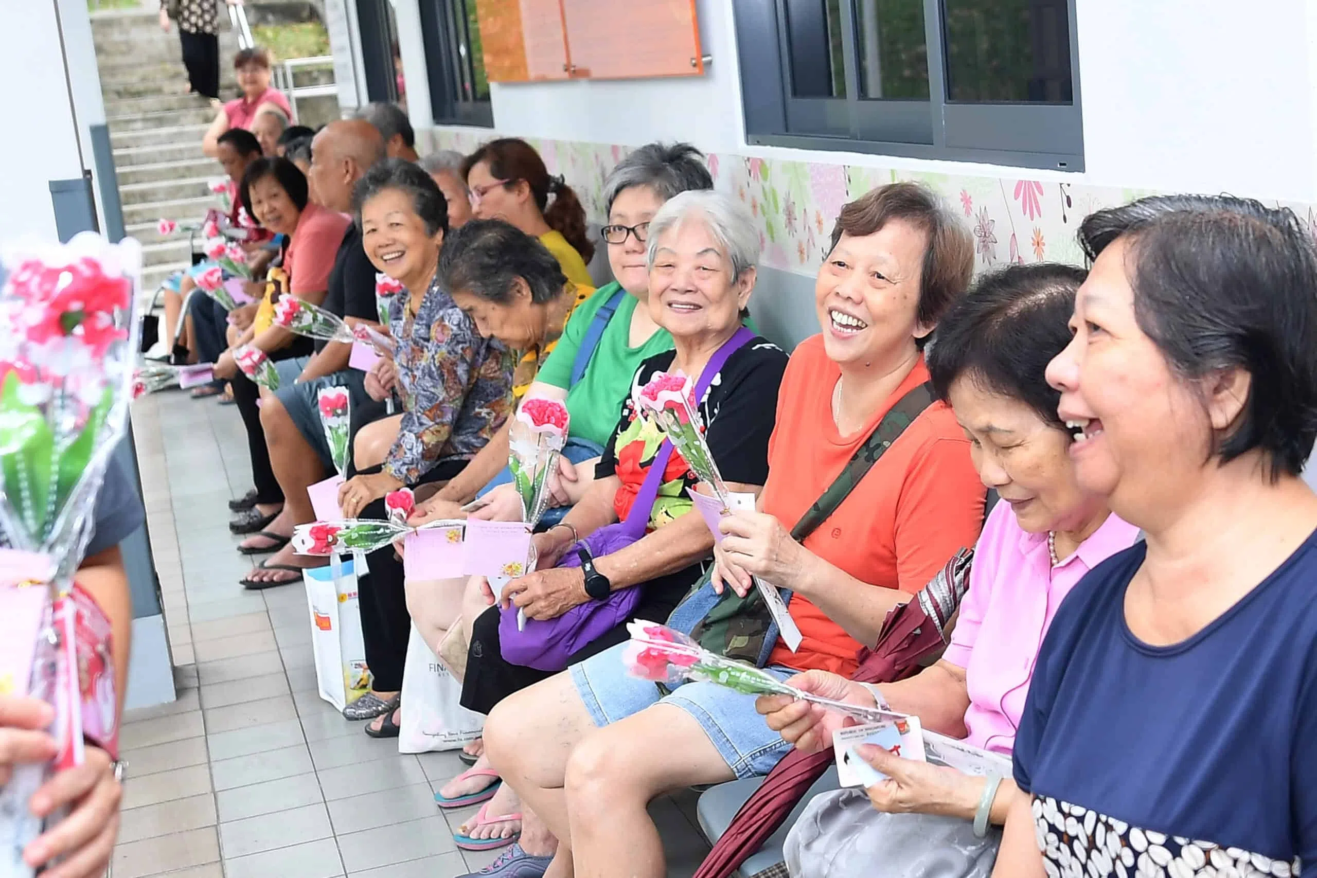 善济的母亲节关怀行动，从2015年起至今，累计派发超过80万份康乃馨与爱心礼包。（受访者提供）