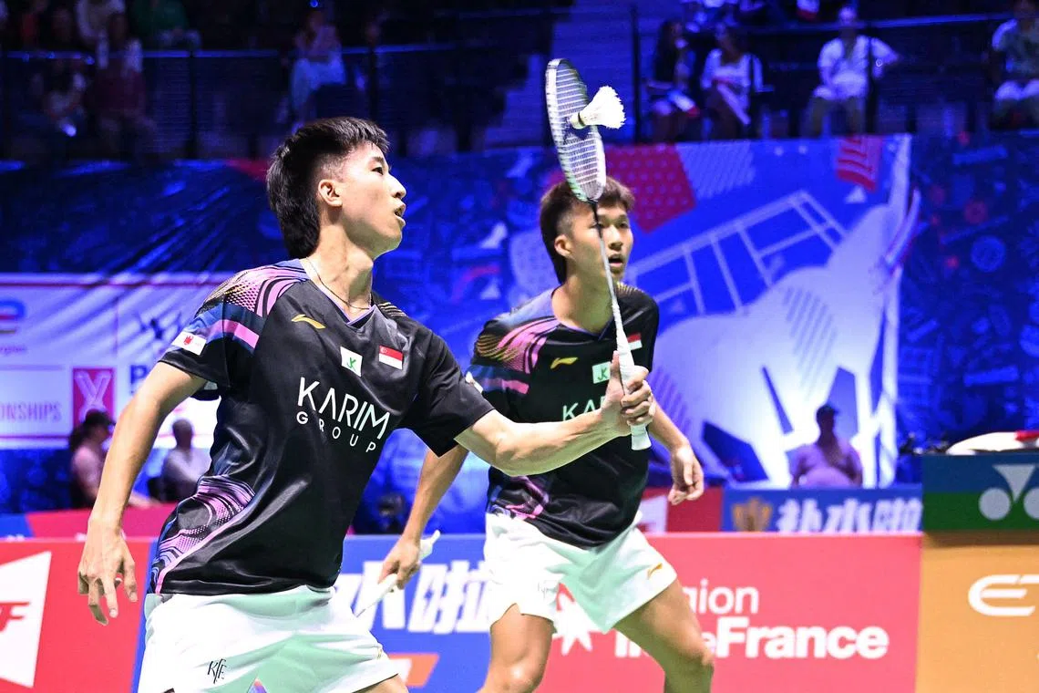 窪纯佑（左）和高永杰在次圈不敌世界第一组合，结束首次世锦赛之旅。（法新社）