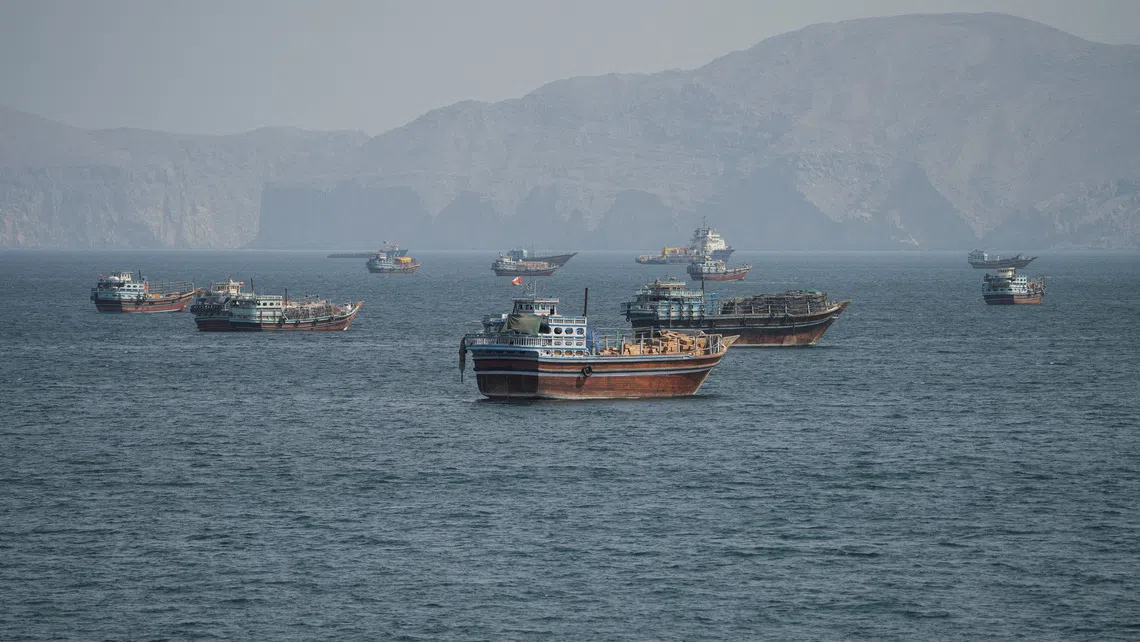 伊朗称三艘油轮在霍尔木兹海峡触雷起火