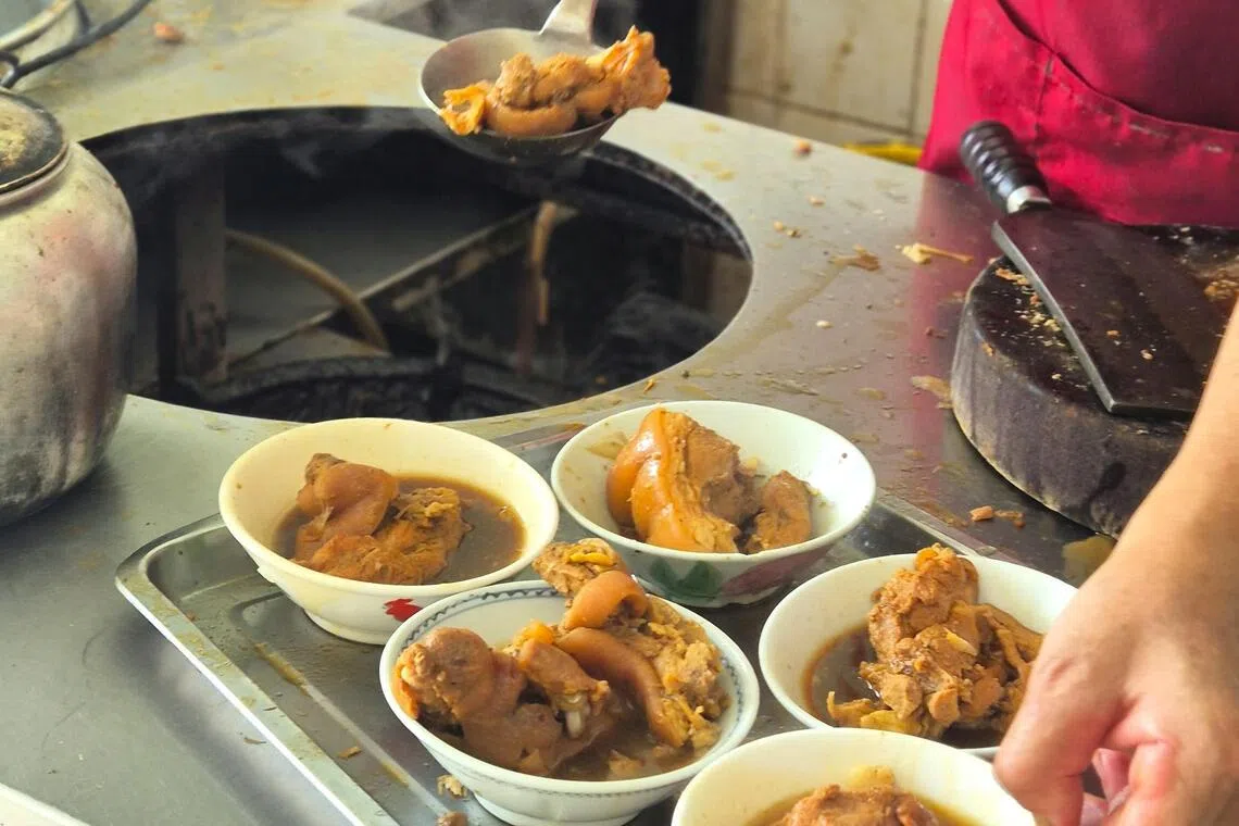 大块肉骨松软入味，清甜汤底带蒜香和淡淡药材味。（陈爱薇摄）