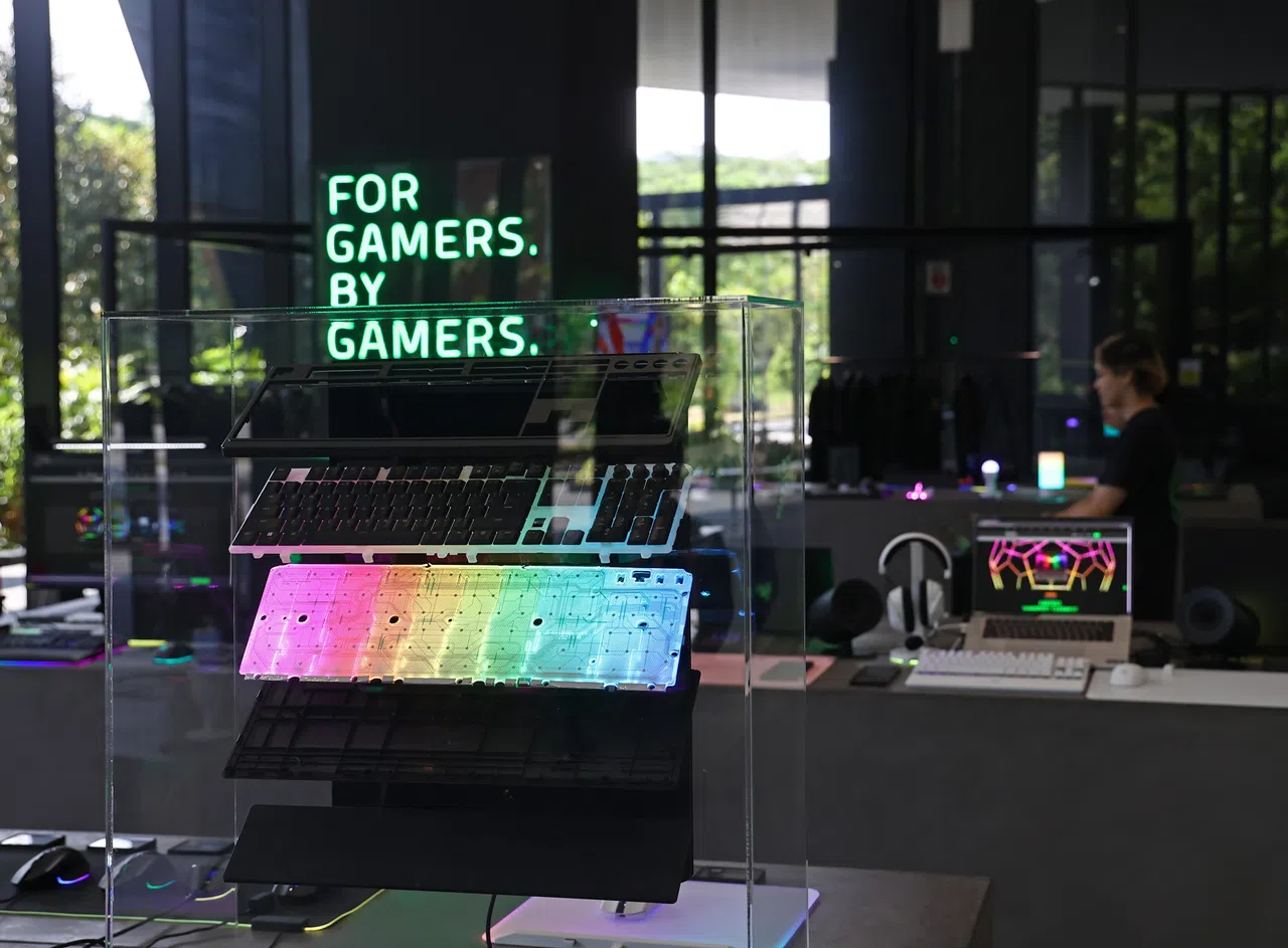 新加坡雷蛇位于纬壹科技城的办公大楼于一年多前启用。办公楼的入口处展示了雷蛇的各种产品。（陈渊庄摄）