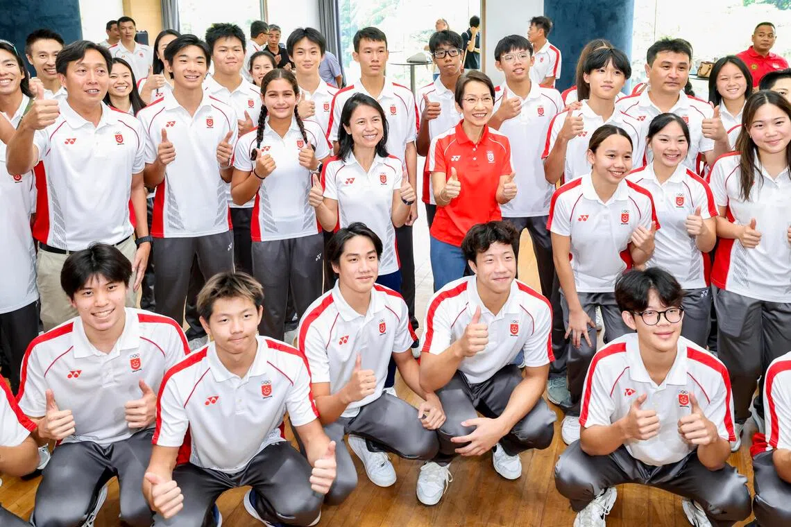 全国奥理会主席傅海燕（中红衣）与本届比赛的参赛小将合影留念。部分选手因训练或比赛原因没有到场。（陈斌勤摄）