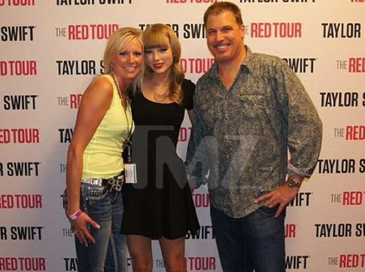 DJ David Mueller被指在合影时对Taylor Swift做出摸臀骚扰行为。（互联网）