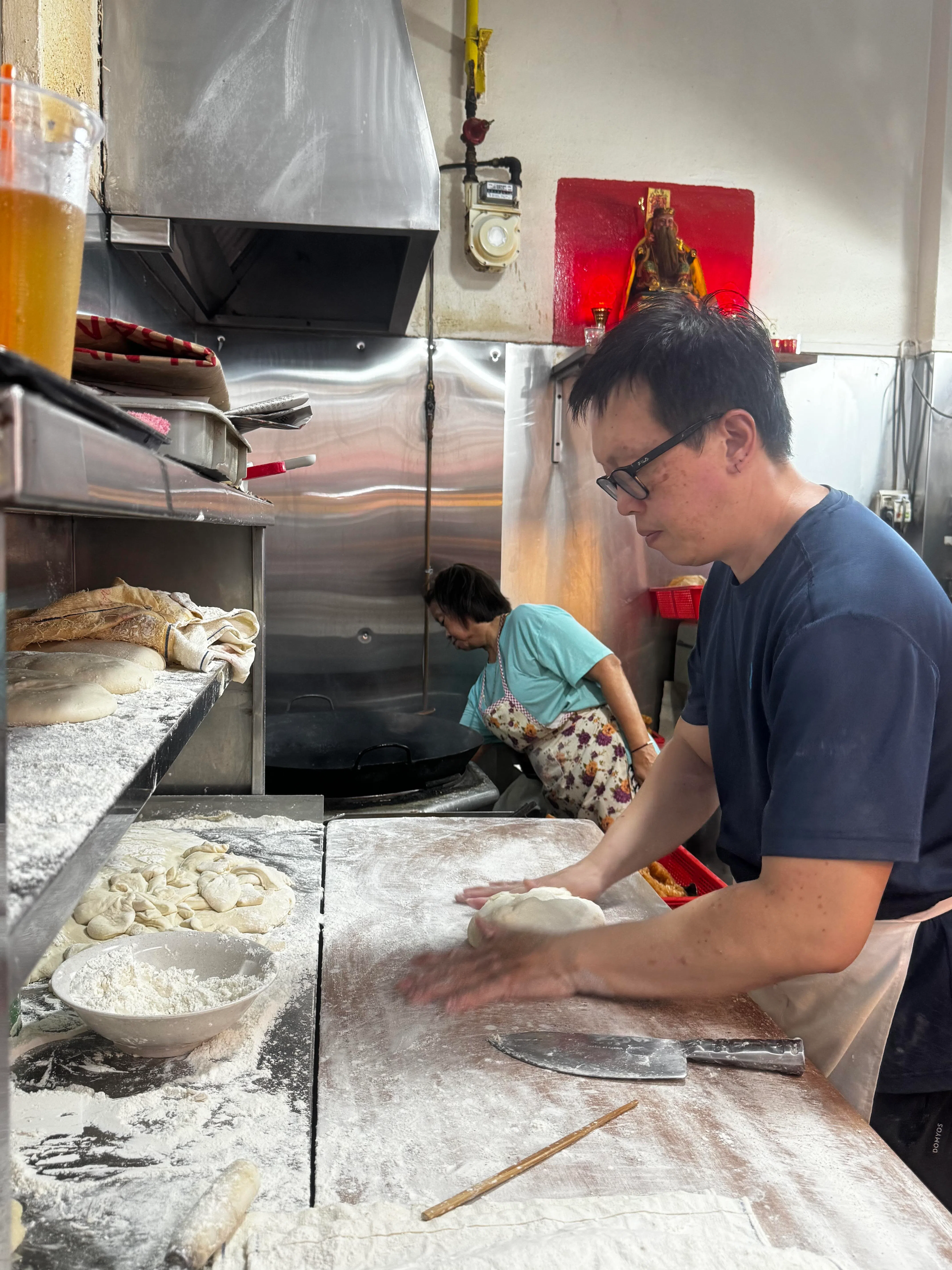 梁伟栋长时间和面团打交道，单是醒面，就需一个多小时。（翁铭芯摄）