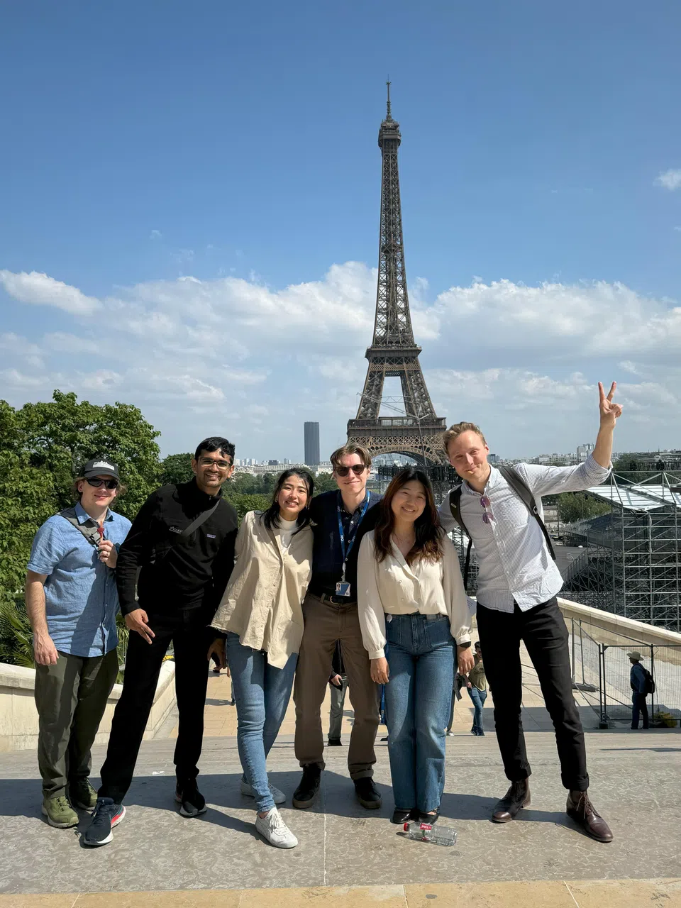 蔡欣宜（左三）借调期间除了了解不同国家如何制定能源政策，也结交背景各异的朋友。（受访者提供）