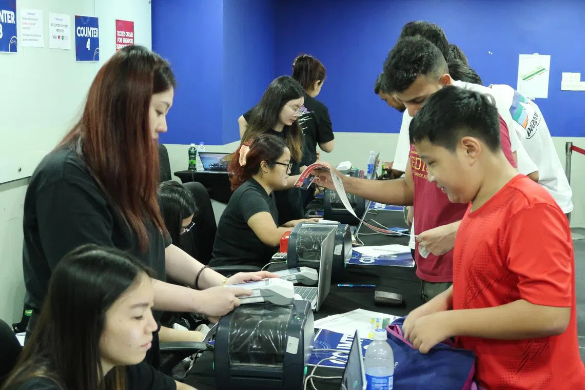 河道小学六年级生韩凌轩（12岁）是雄狮的铁杆球迷，他星期天从榜鹅住家乘坐地铁到惹兰勿刹体育场，排队五个小时后，购得12月26日雄狮对垒越南的半决赛球票。（张俊摄）