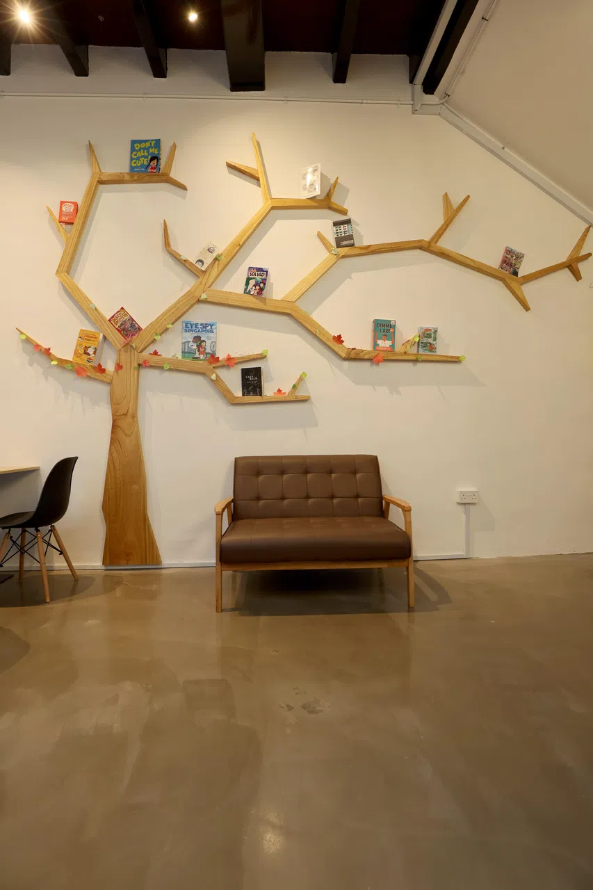 蔡恩汉在书吧里“种”了一棵书树。（龙国雄摄）