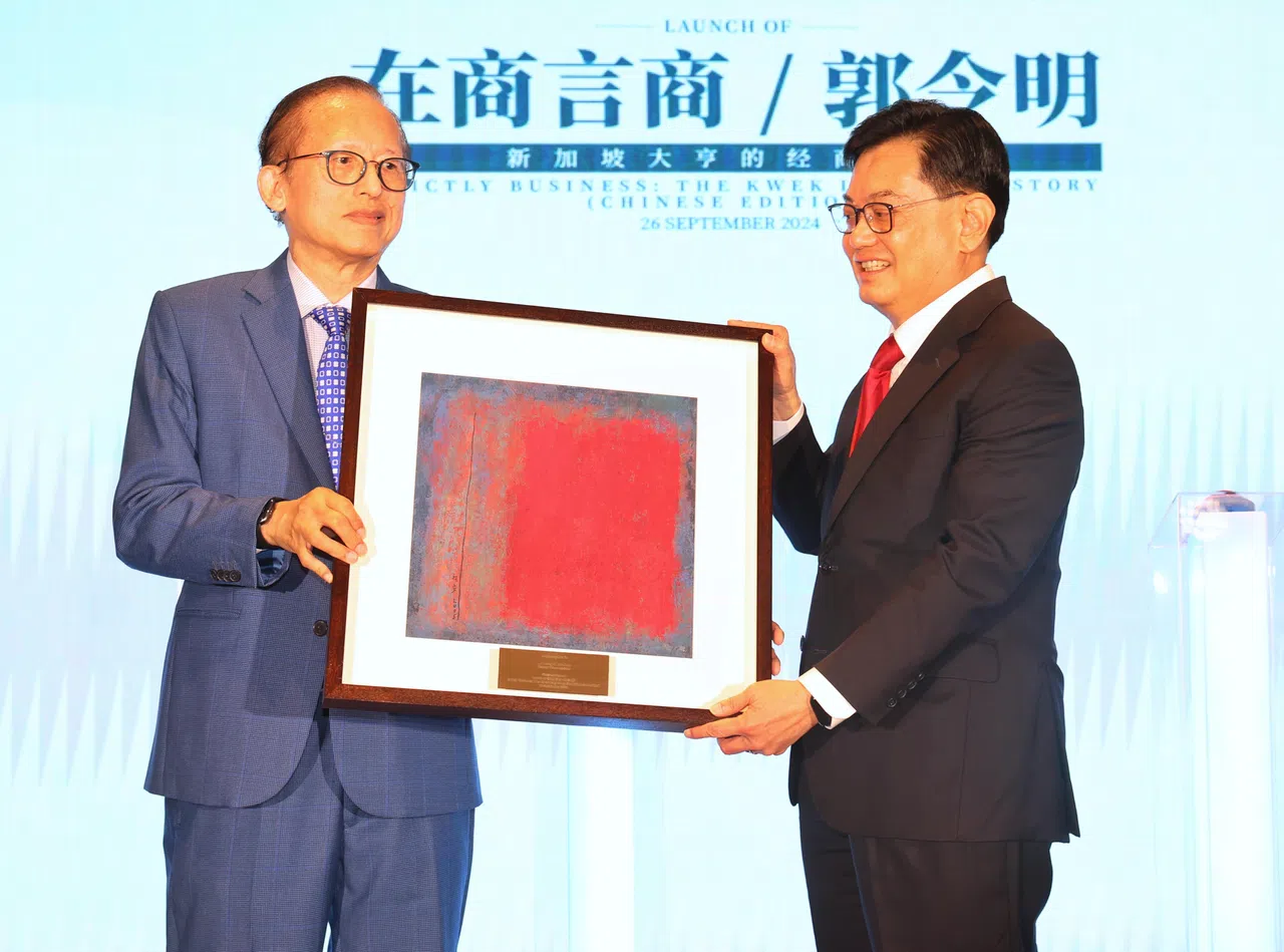 丰隆集团执行主席郭令明在新书发布会上，将一幅画送给副总理王瑞杰（右），以表谢意。（唐家鸿摄）