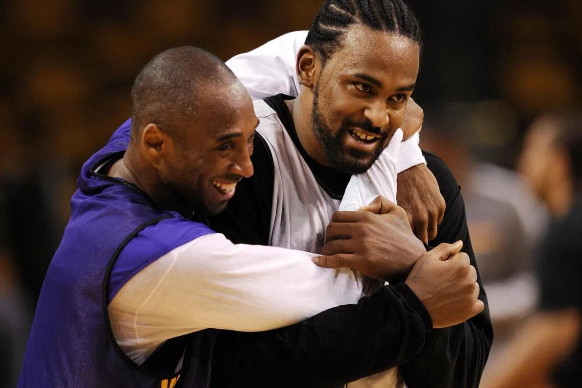 图里亚夫（右）曾与已故湖人巨星布赖恩特（左）关系密切，两人在场下也是好友。布赖恩特在2020年1月与女儿吉安娜等九人一同乘坐直升机时，不幸坠机罹难，年仅41岁。（法新社档案照片）