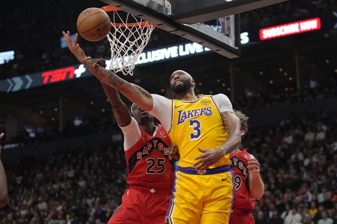 湖人主将戴维斯（3号）在比赛中砍下38分。（路透社）