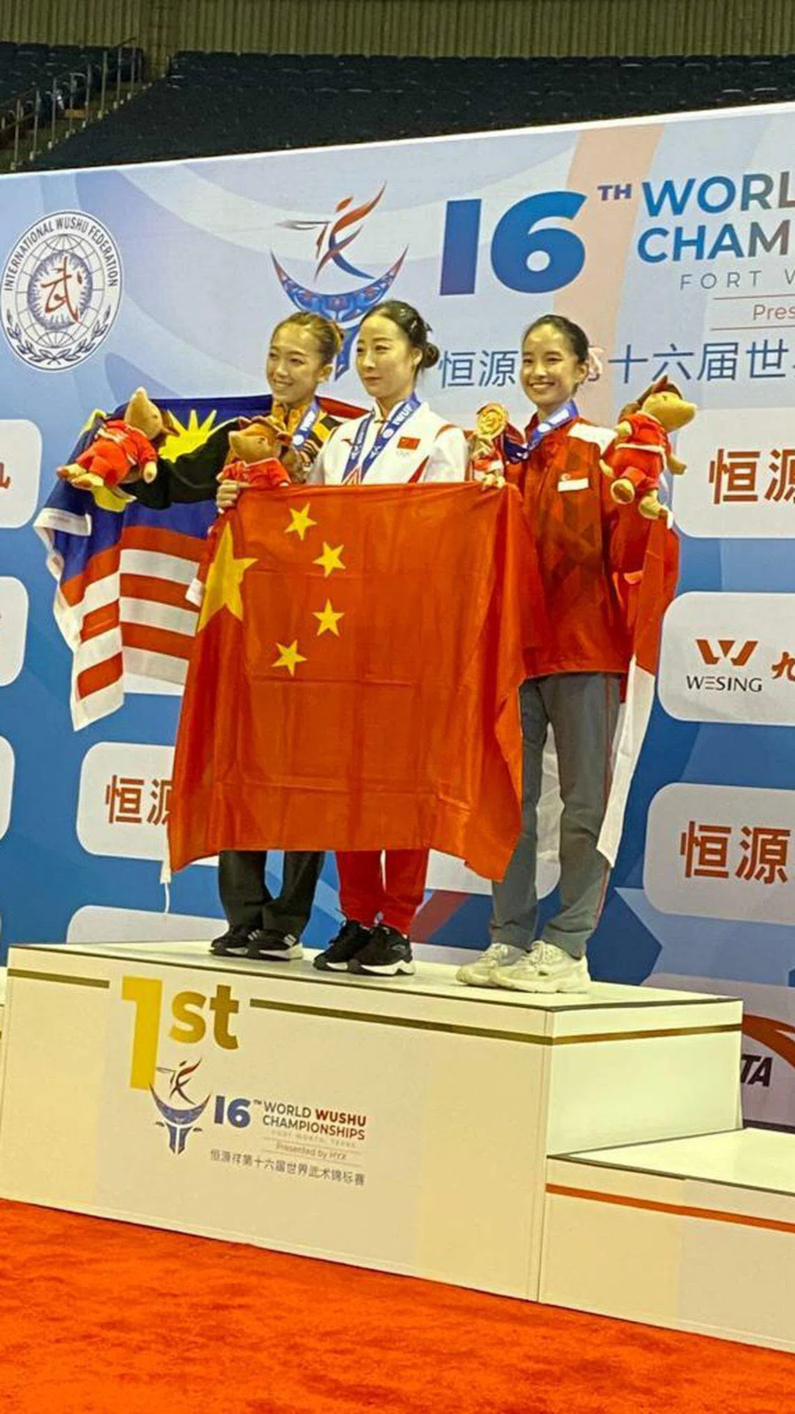 陈彦凝（右）第五次参加世锦赛，终于登上领奖台，与马来西亚银牌选手陈思萱（左）和中国金牌得主戴丹丹合影。（新加坡武术龙狮总会提供）