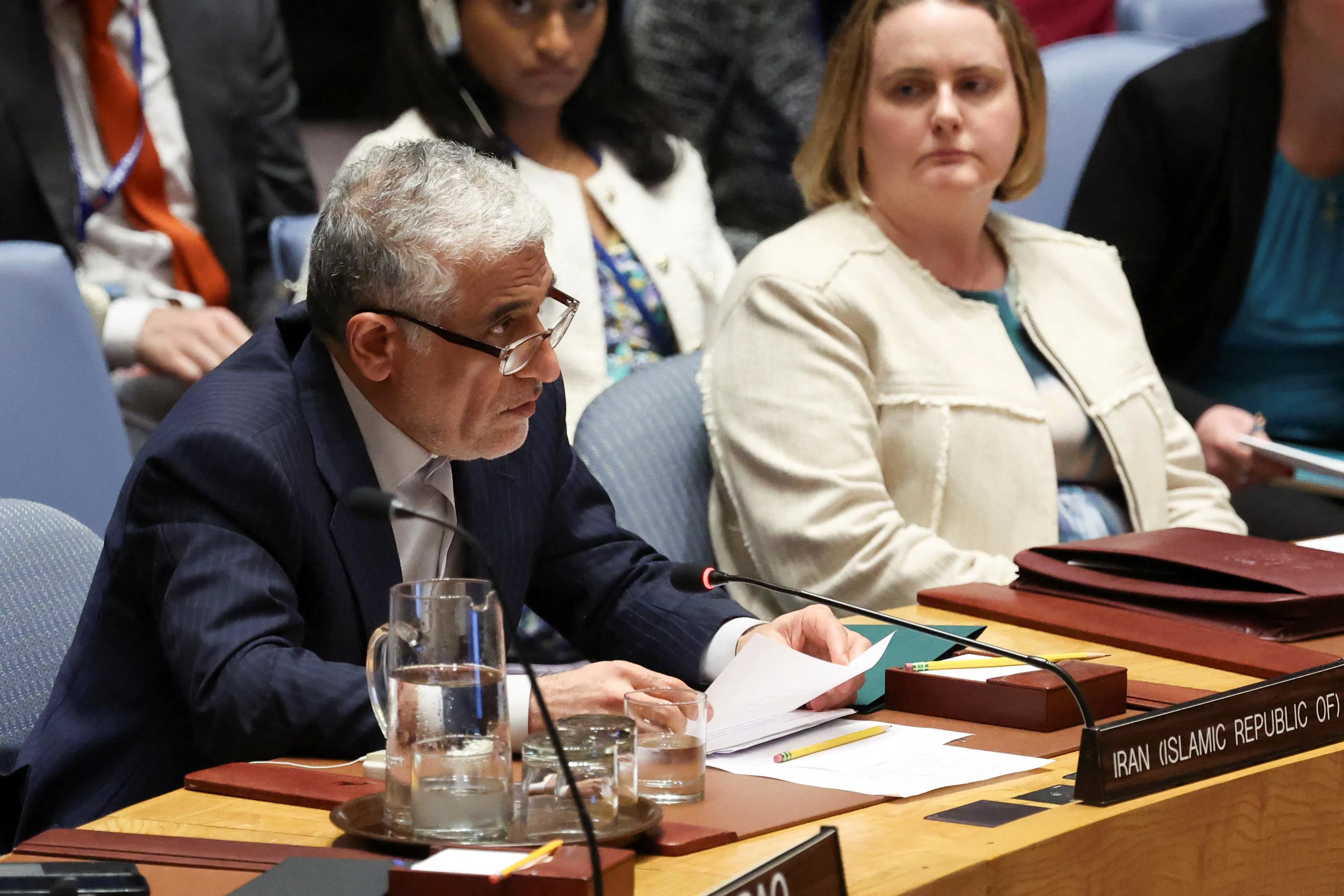 伊朗常驻联合国代表伊拉瓦尼敦促安理会采取行动制止以色列，他说：“以色列明显宣布，它会继续进行袭击，无论会持续多久。”（路透社）