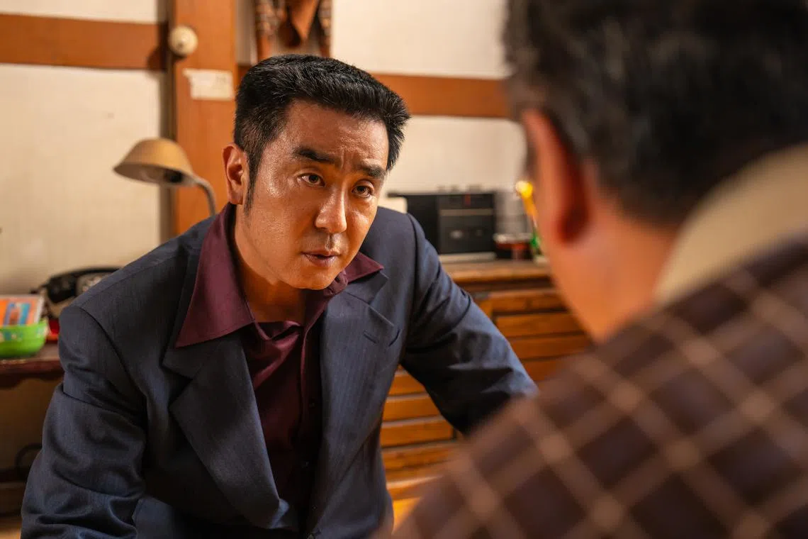 《下流大盗》导演姜仑成是柳承龙（左）的铁粉。（Disney+提供）