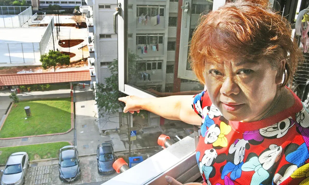 击者唐丽美听见吵架声，发现两男一女在草坪上，黑衣男对人拳脚相向。