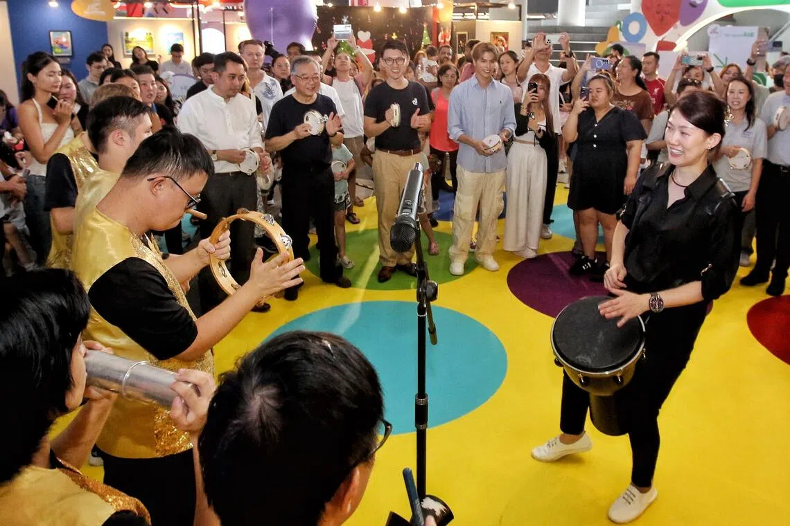 新加坡唐氏综合征协会在活动现场表演打击乐，颜金勇（中）和他身旁的马炎庆手持铃鼓参与。（特约陈福洲摄）
