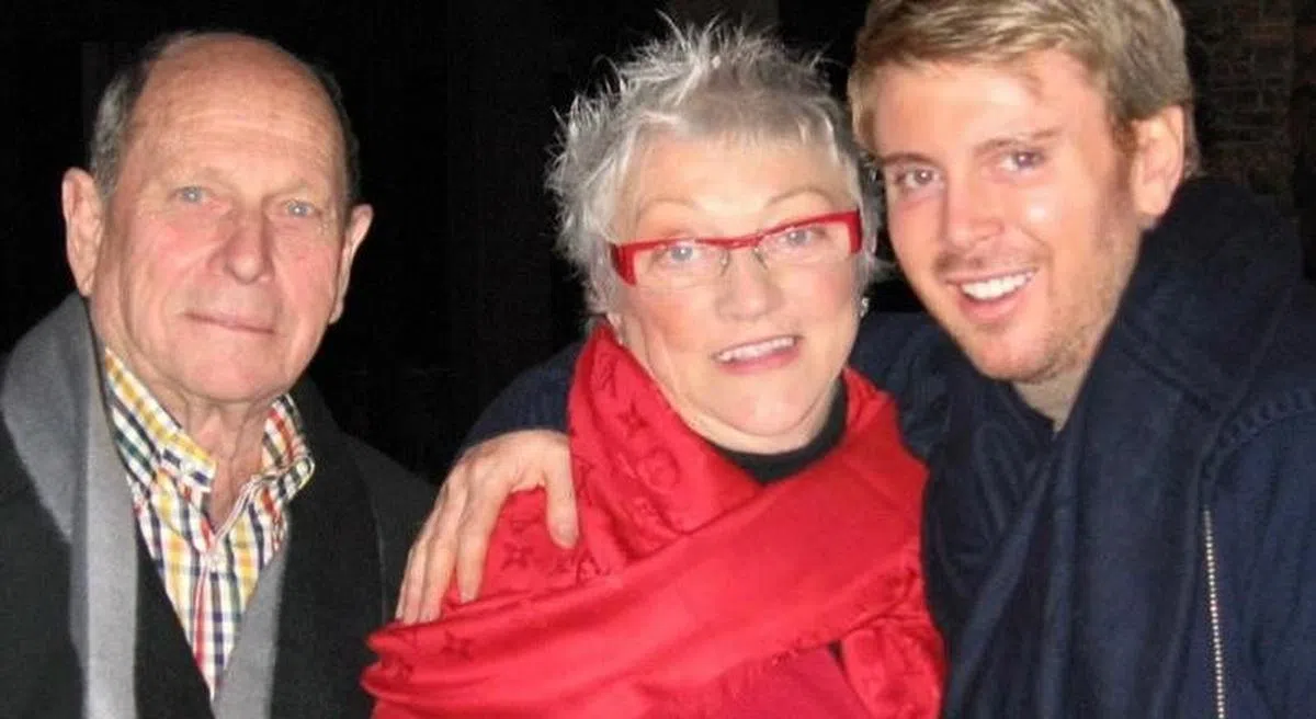 金罗敏申（右）与父母合影。（受访者提供）