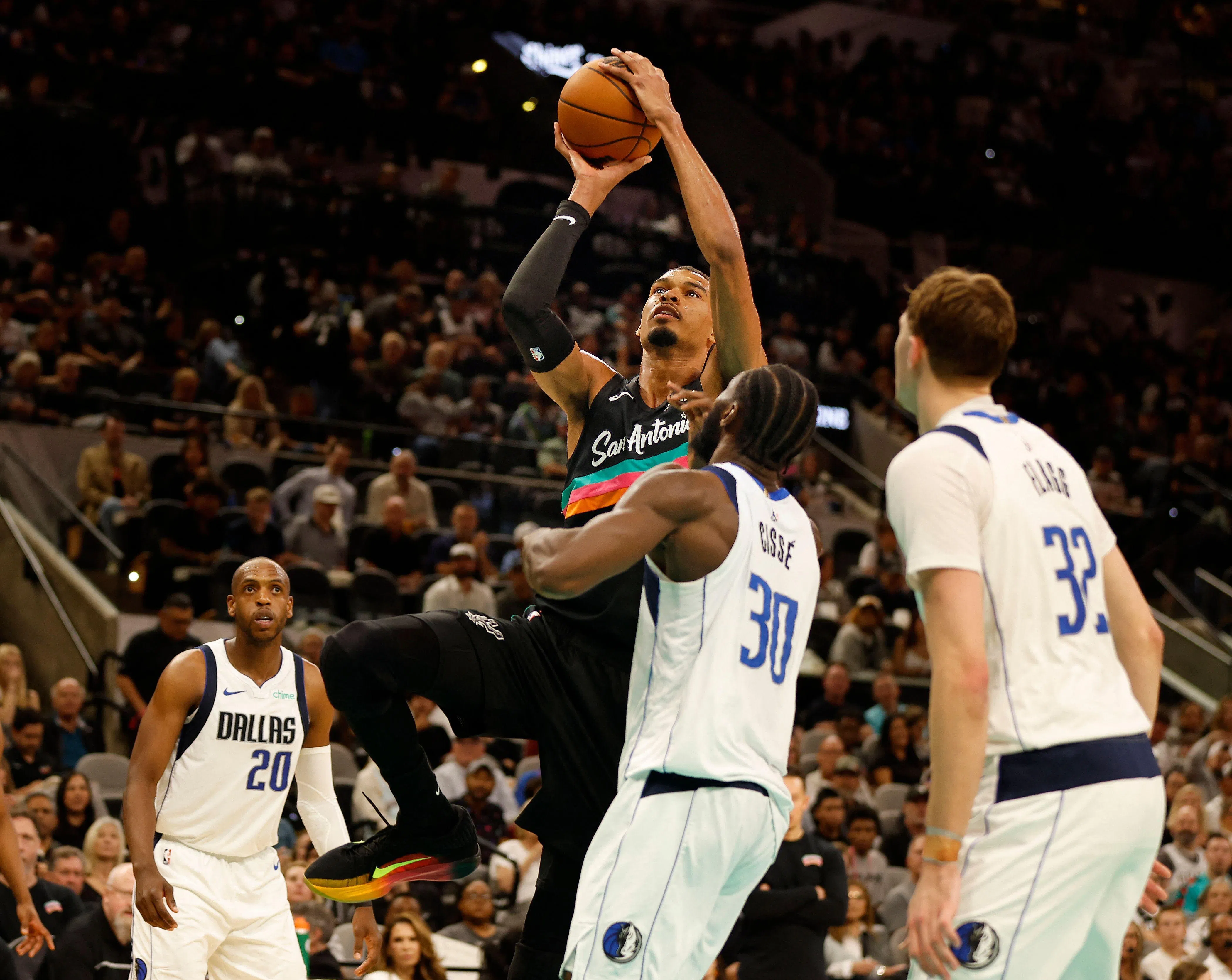 因肋骨挫伤缺席一场的文班亚马（中）贡献40分、13个篮板、5次助攻和2次封盖，助马刺以139比120击败小牛。（法新社）