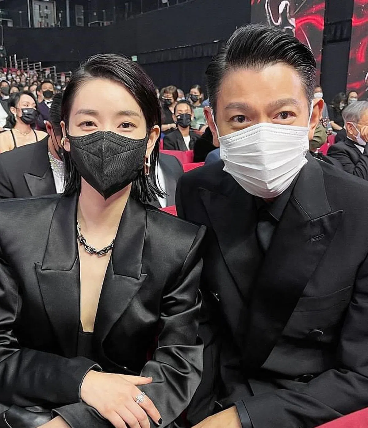 刘德华（右）、刘雅瑟在香港金像奖颁奖礼合照，两人合演的电影《潜行》正在香港拍摄中。（互联网）