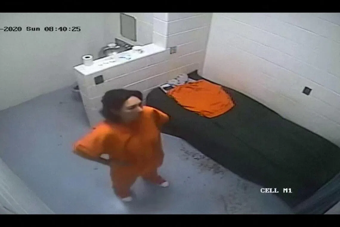 美国司法部最新公布的爱泼斯坦案文件中的一段闭路电视截图显示，被定罪的麦克斯韦2020年在纽约布鲁克林监狱牢房。（法新社）