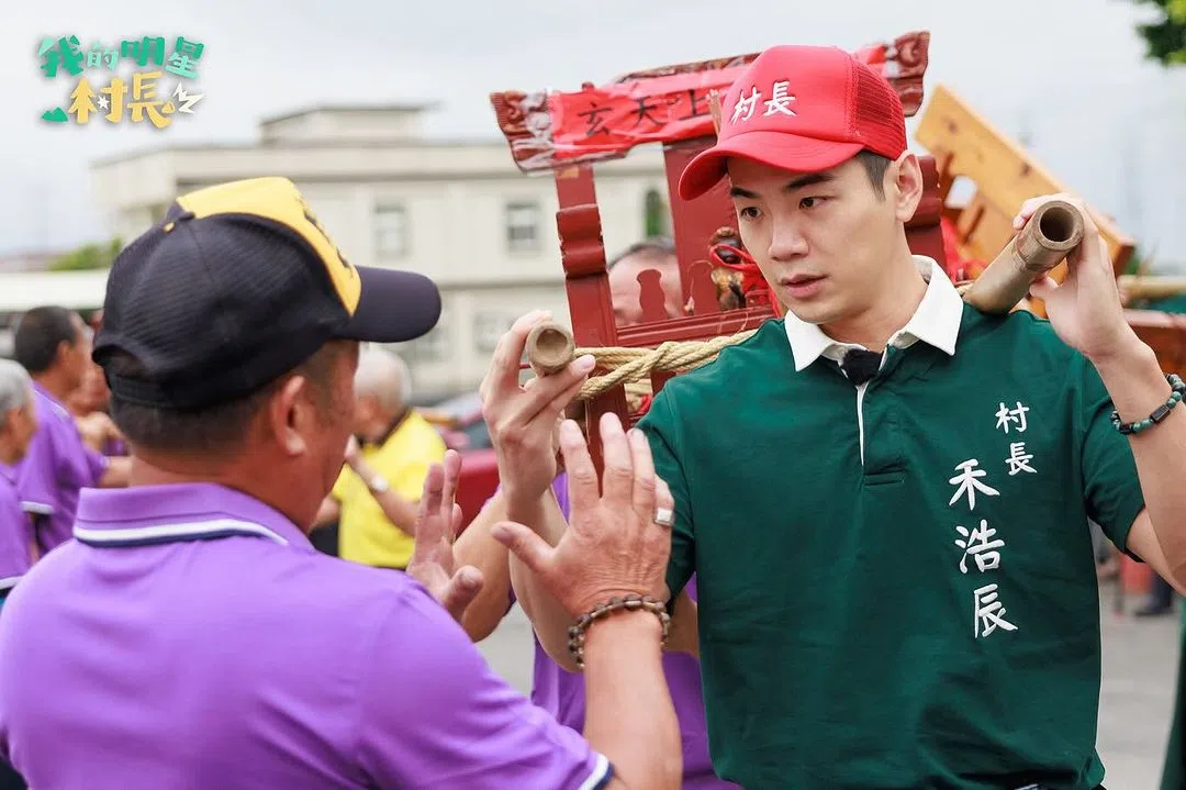 禾浩辰在“玄天上帝圣诞千秋”庆典上扛轿。（互联网）