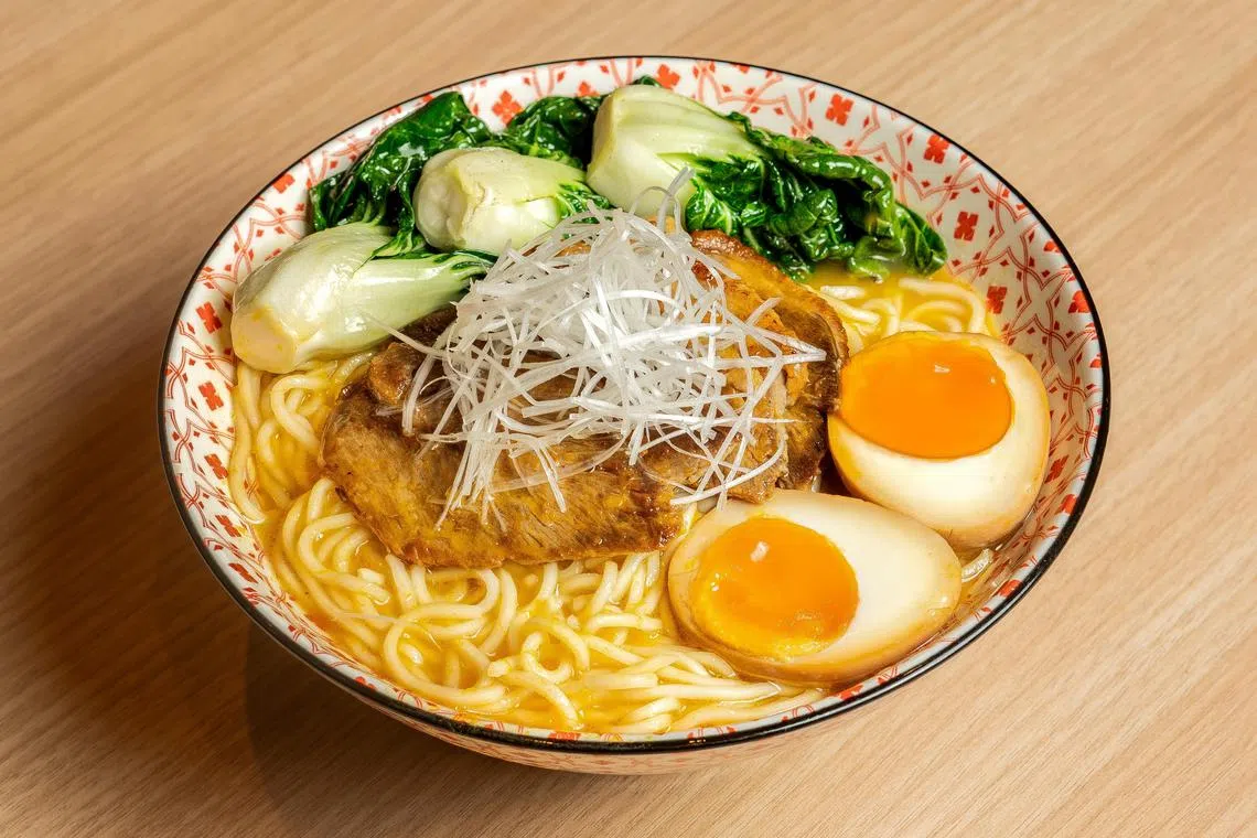 日式柑橘酱鸭肉拉面，配有香嫩鸭肉。（餐馆提供）