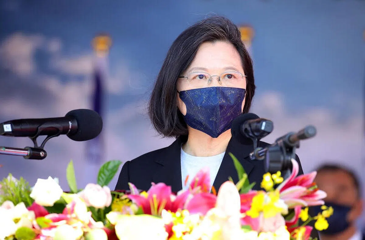 有者认为，有关商谈台湾驻美代表处更名的消息是民进党政府刻意放出并炒作内宣。图为台湾总统蔡英文9月9日赴宜兰主持塔江军舰成军典礼。（彭博社）