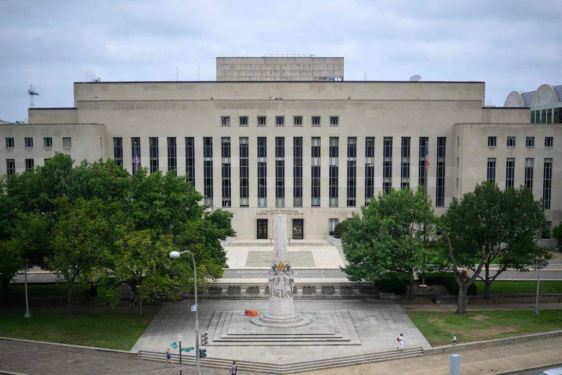 特朗普8月1日在华盛顿特区联邦法院，正式被控密谋推翻2020年总统选举结果，面对密谋欺骗美国等四项刑事罪名，特朗普对所有罪名不认罪。（法新社）