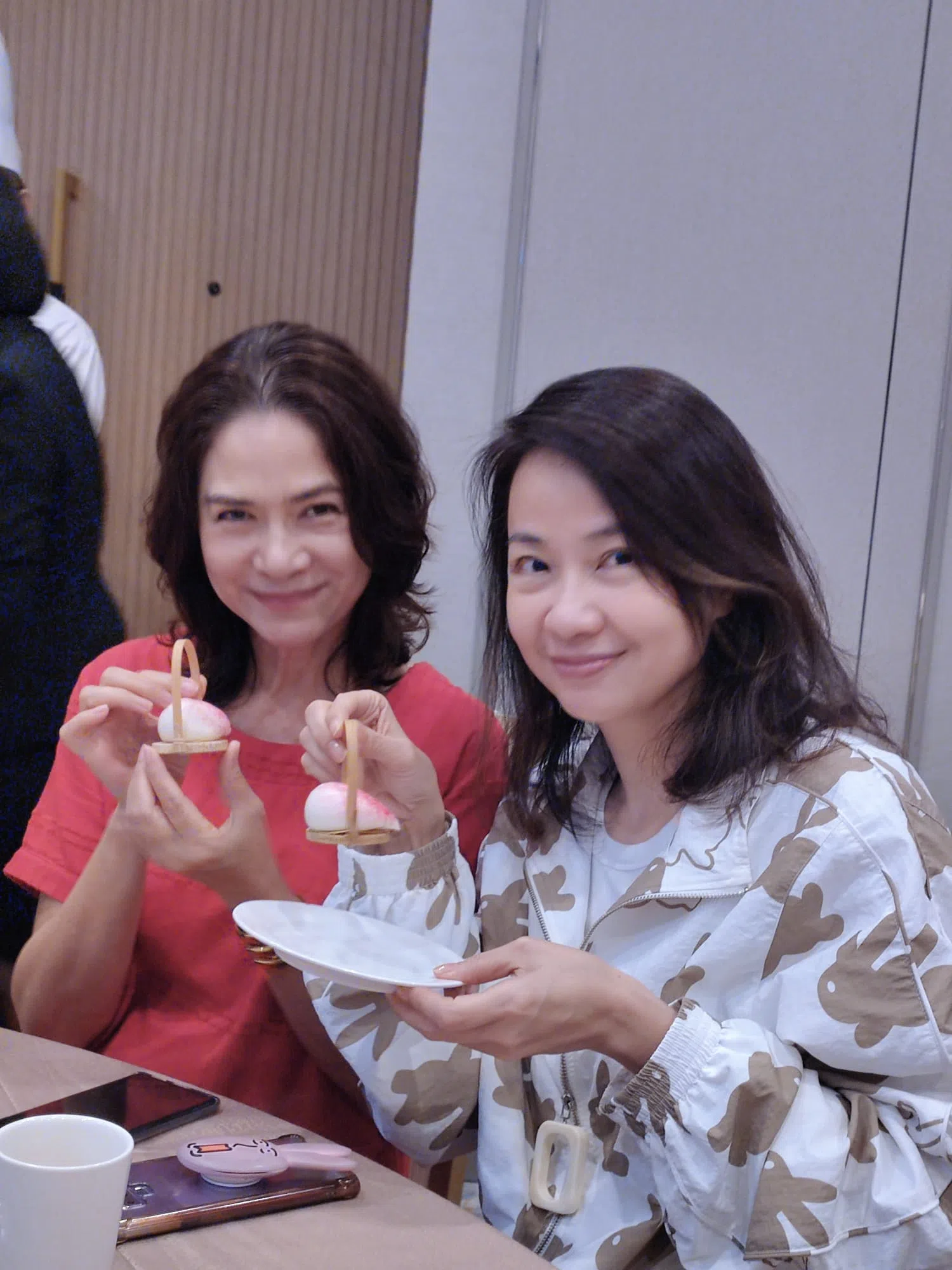 王丽萍（右）和黄佩如都称得上是美魔女。（王丽萍提供）