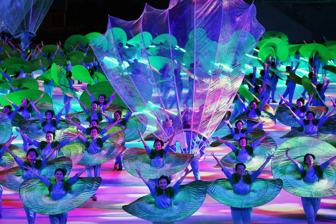 表演者身穿花草造型服装优雅起舞，向观众传达大自然的美感和疗愈作用。（邝启聪摄）