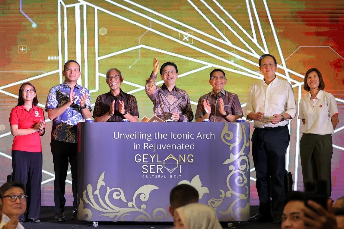 黄循财总理（中）说，总理公署部长兼教育部第二部长孟理齐博士（右三）孟理齐为本地马来回教社群做出重要贡献，帮助政府搭建与这个社群的沟通桥梁。（取自黄循财脸书）