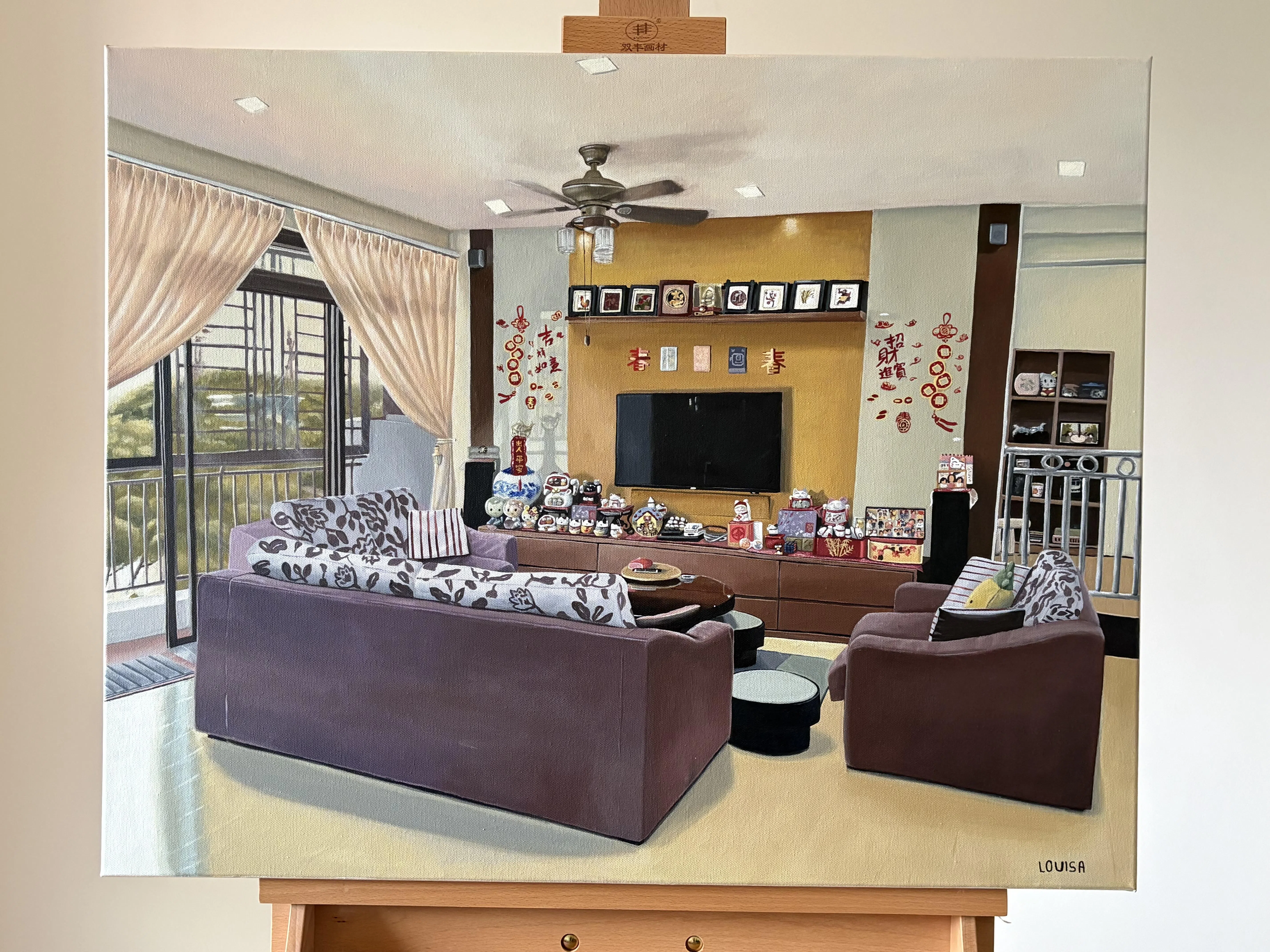 瑜慧的委制作品《幸福的房间》，描绘的是一间摆满各类装饰品的典型客厅：有家庭合照、舍不得撕下的新年装饰，还有2000年曾被疯狂抢购的麦当劳婚纱造型吉蒂猫和丹尼尔等。屋主希望把这幅画送给出嫁的女儿，留住已故妻子生前为家里每一个角落细心布置的温暖记忆。（瑜慧提供）