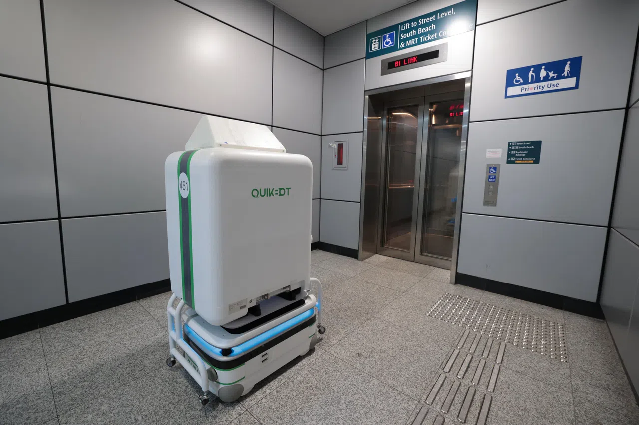 机器人与地铁站电梯无线连接，顺利乘搭电梯到地面层。（梁麒麟摄）