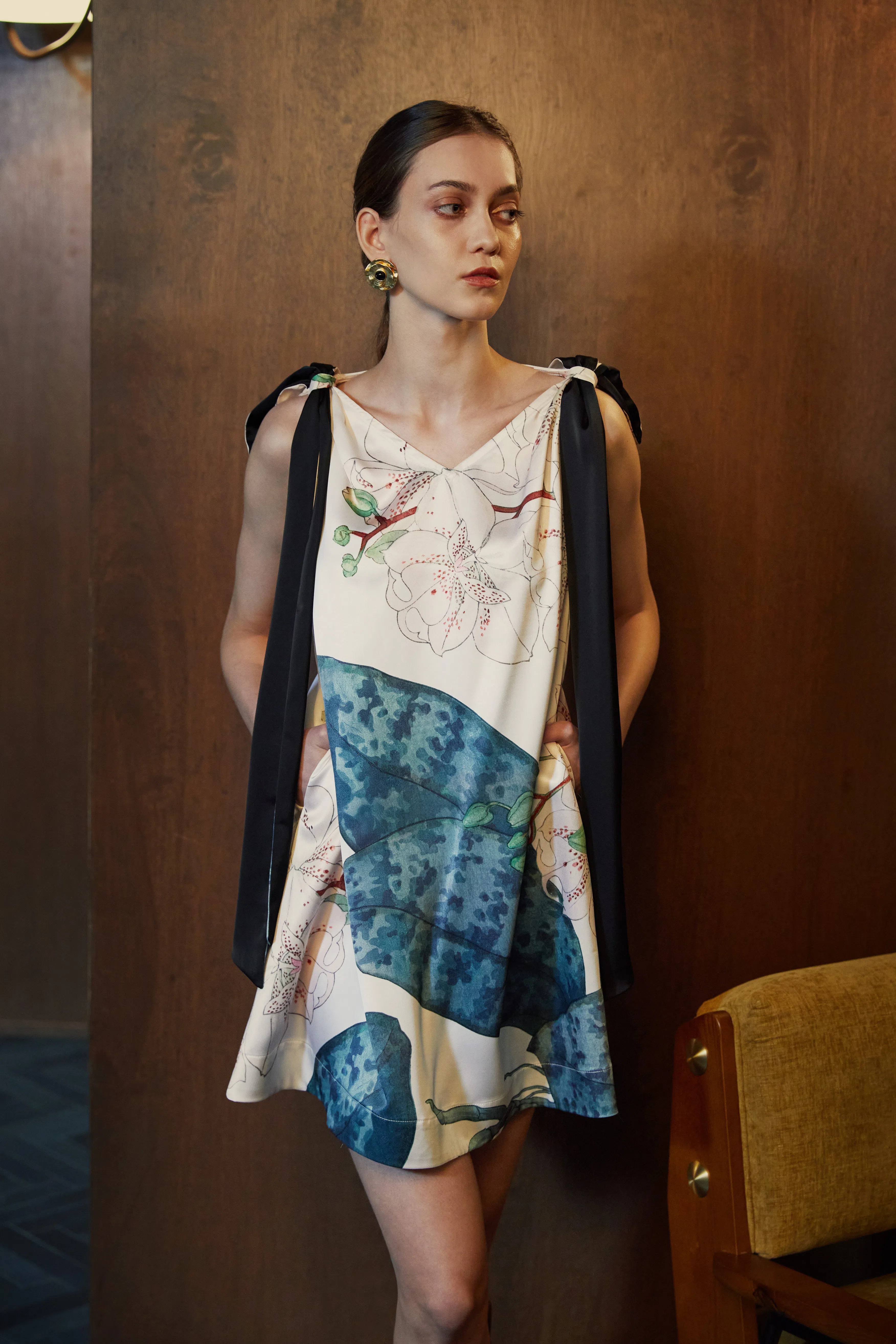 胡姬花的各种娇态印在剪裁撩人的小洋装上。（Reckless Ericka提供）